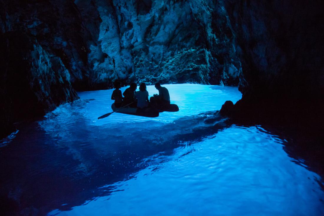 Blizu Visa, na otoku Biševo, lahko obiščete eno najbolj znanih naravnih znamenitosti Jadrana morsko jamo Modra špilja. Foto: Stjepan Tafra/Shutterstock