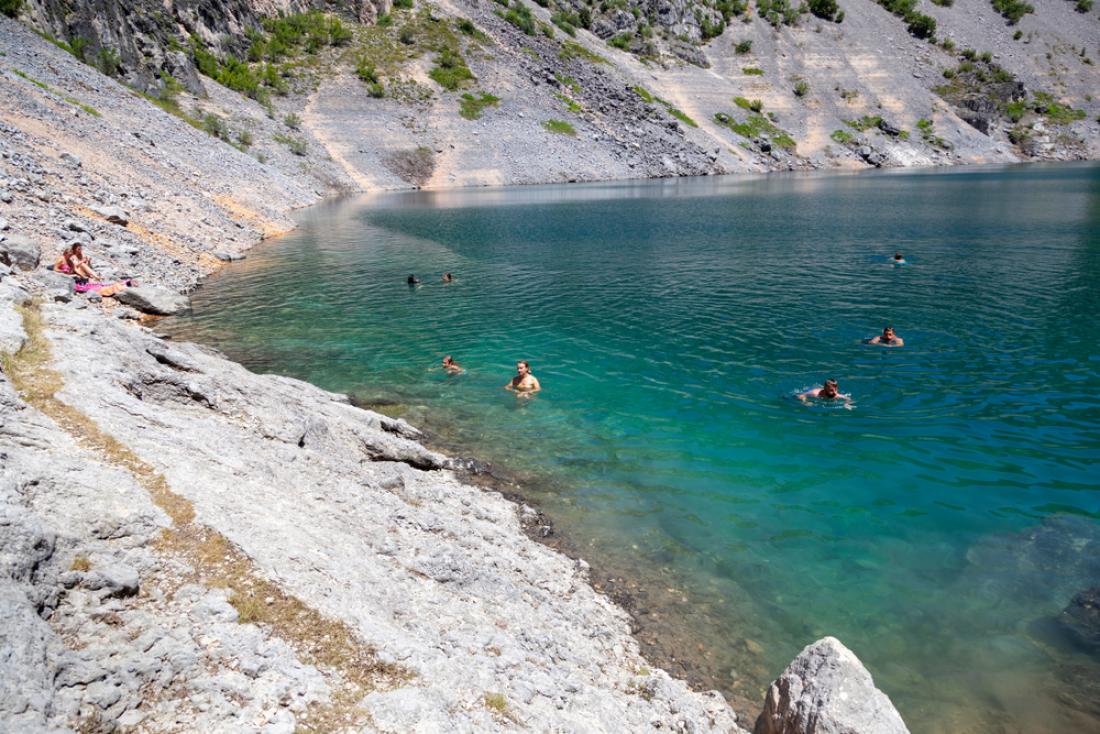 V Modrem jezeru se boste lahko skopali v popolnem miru, saj sem zaide le malo turistov. Foto: goran_safarek/Shutterstock