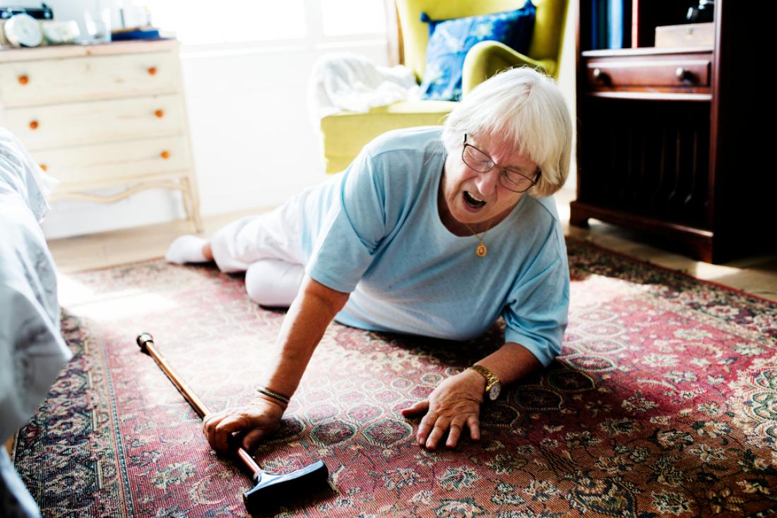 Nekoč za zdravega človeka varen dom se lahko v starosti spremeni v pravi poligon za nesreče. Foto: Rawpixel.com/Shutterstock