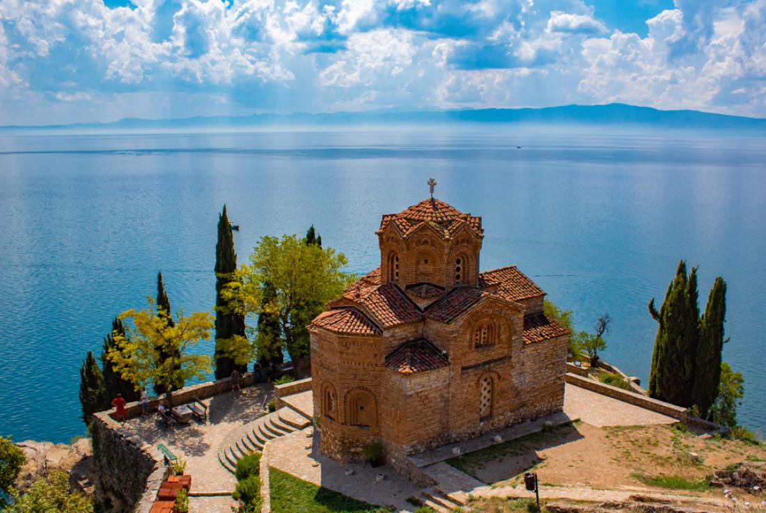 Cerkev Svetega Janeza teologa Kaneo je le ena izmed 365 cerkva, ki so bile zgrajene v Ohridu. Zaradi izjemne lege je tudi najbolj priljubljena in fotografirana cerkev ob Ohridskem jezeru. Foto: Aleksandar Gjorgiev/Shutterstock