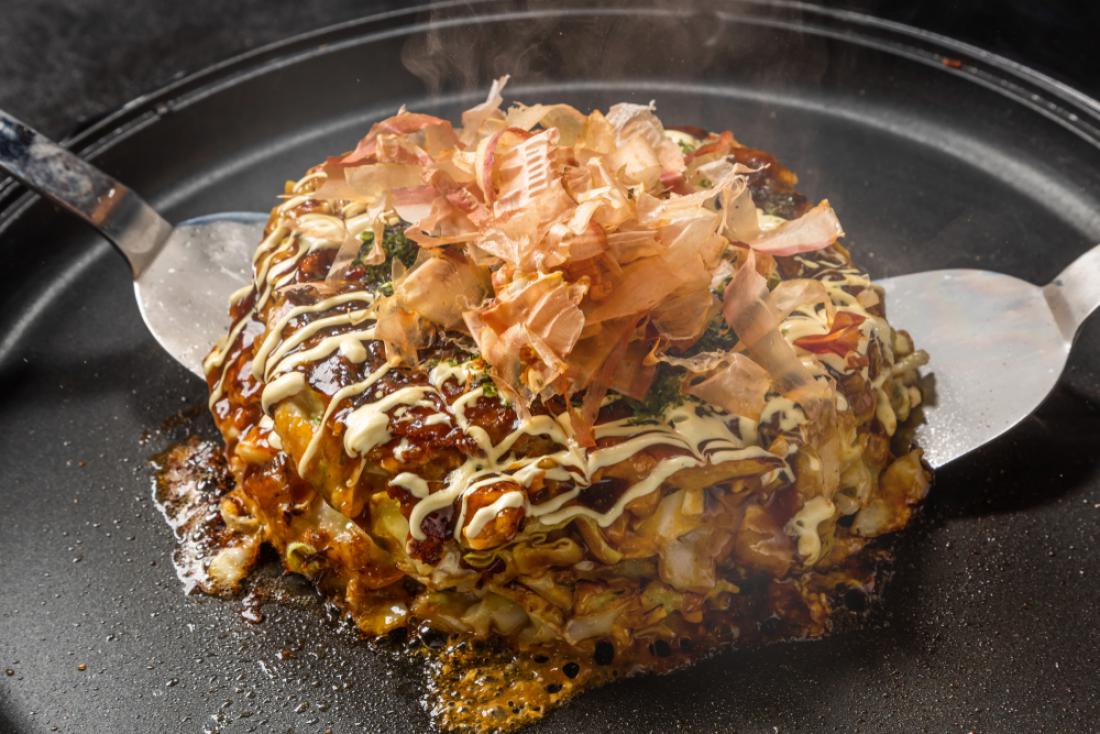 Japonci jam uporabljajo v tradicionalni jedi, ki spominja na jajčno omleto okonomiyaki. Foto: norikko/Shutterstock