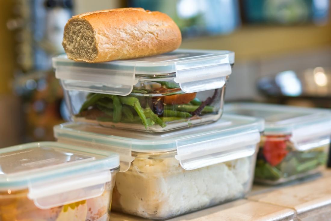 Ostankov obrokov ne zavrzite, ampak jih shranite v primernih posodah v hladilniku. Ko vas spet pograbi lakota, jih boste veseli, lahko pa ste iznajdljivi in jih uporabite za povsem nov recept. Foto: Amy Newton-McConnel/Shutterstock