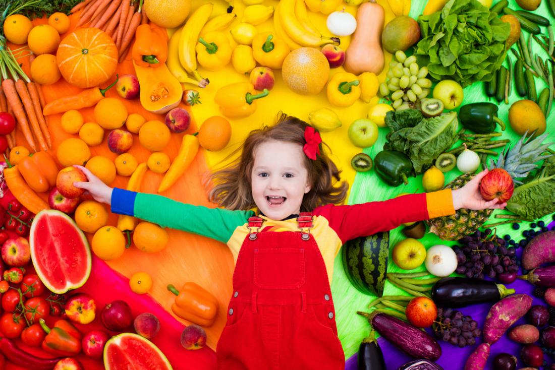 Najboljša popotnica za zdravo življenje je, da otroka naučite jesti raznovrstno in kvalitetno hrano. Foto: FamVeld/Shutterstock