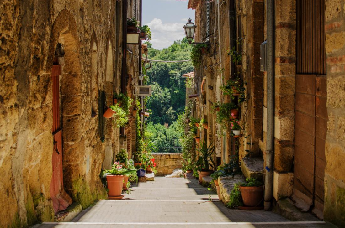 Ulice v tem srednjeveškem mestu so tako idilične, da kar kličejo po fotografiranju. Foto: spirins/Shutterstock