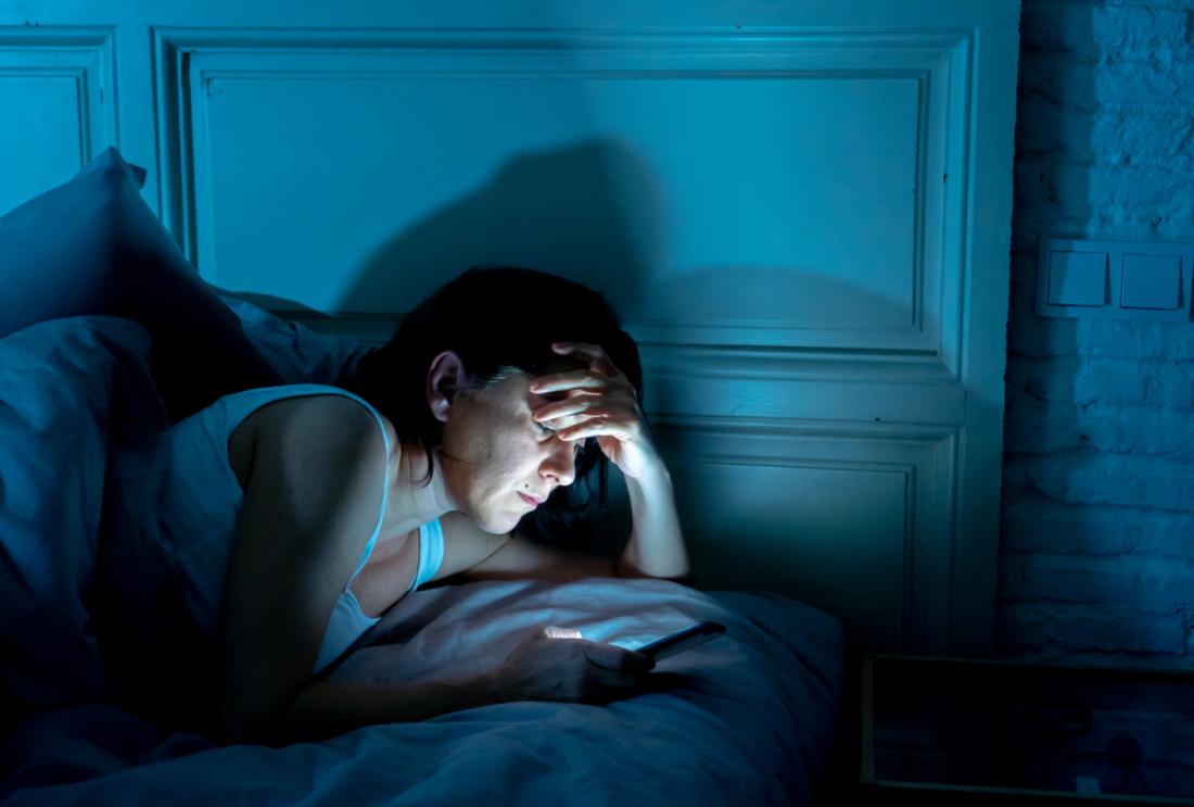 Elektronske naprave so veliki motilci spanca, zato jih nikar ne nosite v ali tik ob posteljo. Foto: Sam Wordley/Shutterstock
