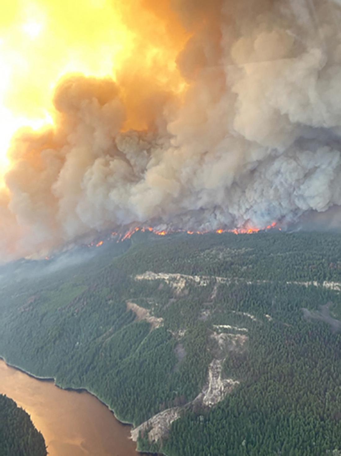 V Kanadi je izbruhnilo več kot sto gozdnih požarov, največ v provinci Britanska Kolumbija, od koder je tudi fotografija z 29. junija letos, ki prikazuje požar v okolici jezera Sparks. V vasi Lytton, prav tako v Britanski Kolumbiji, so nedavno postavili nov vročinski rekord – 49,6 stopinje Celzija. Med vročinskim valom je umrlo več kot 700 ljudi. Foto: AFP / BC Wildfire Service