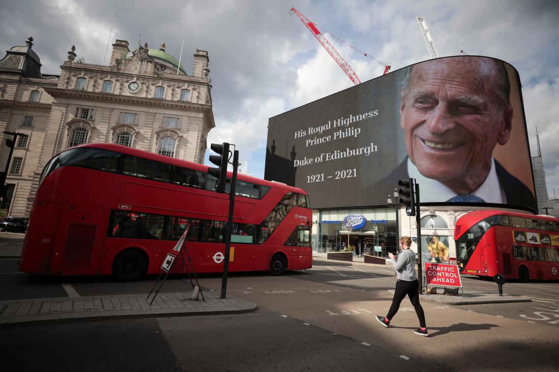 Britanci po vsem Otoku žalujejo za princem, tako mu v spomin predvajajo sliko na zaslonu sredi Piccadilly Circusa v Londonu. Foto: Hannah McKay/Reuters