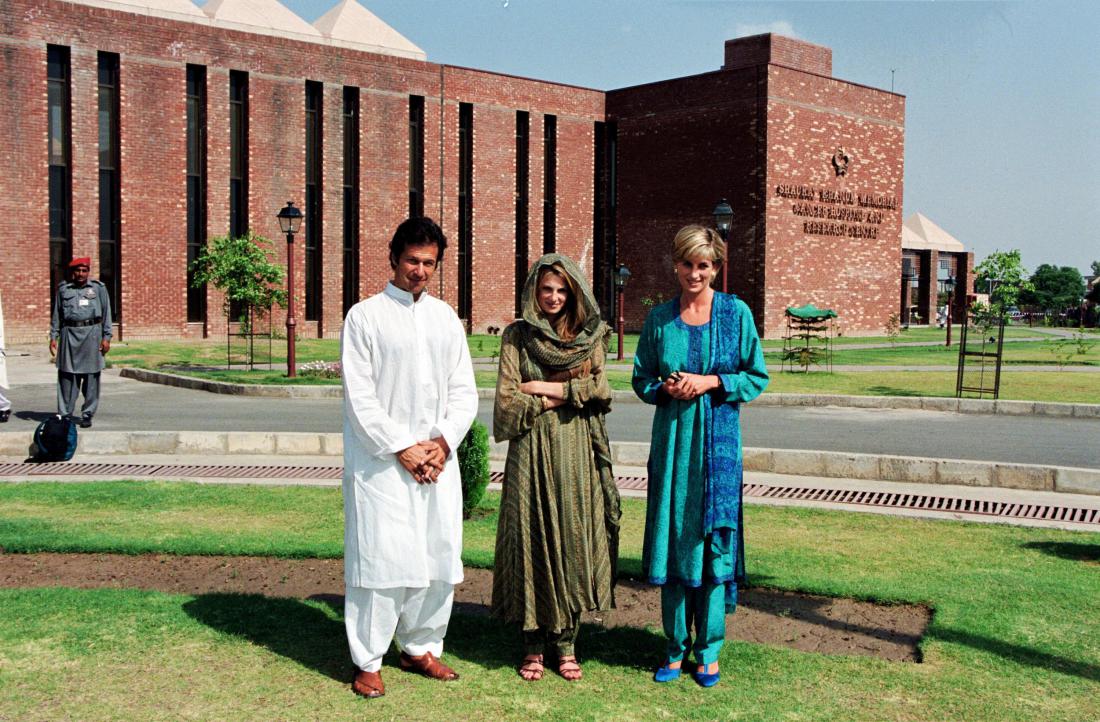 Princesa Diana z Imranom in Jemimo Kan pred njuno bolnišnico v Pakistanu leta 1997. Foto: Shutterstock