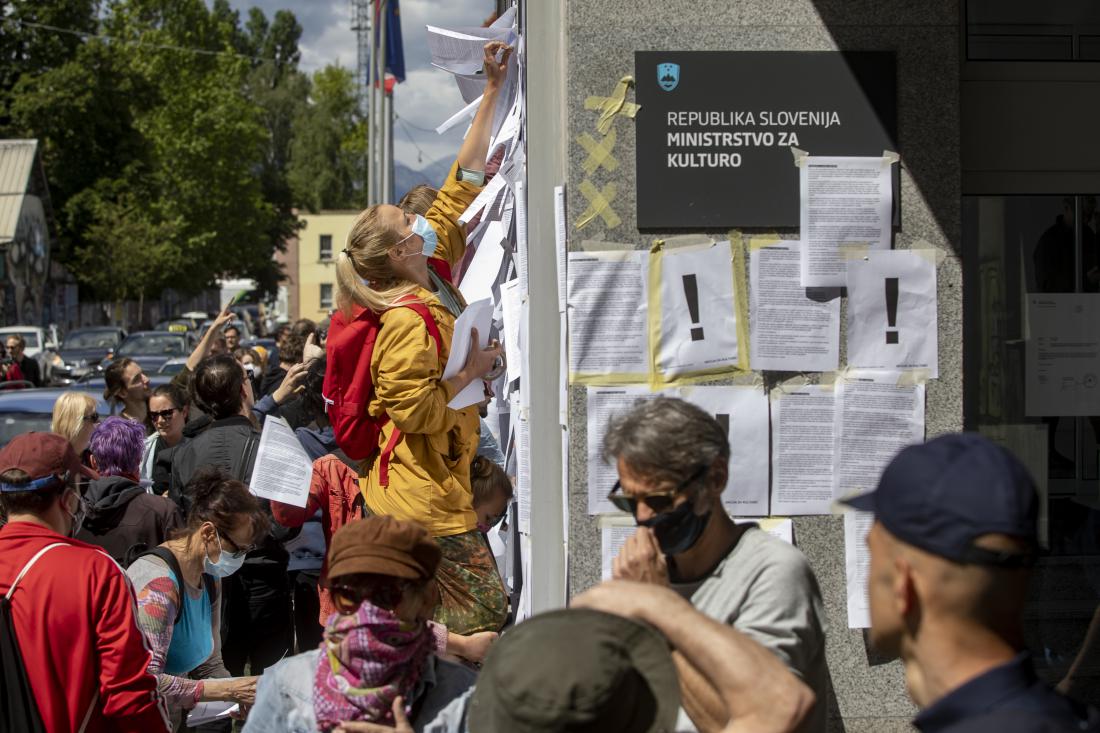 Protest kulturnikov pred ministrstvom za kulturo maja letos. Foto: Voranc Vogel