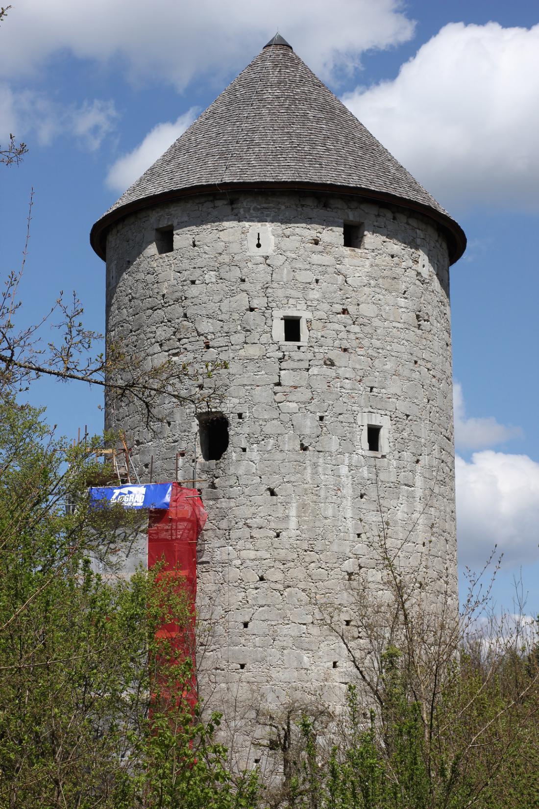 Obnovljeni Ravbarjev stolp letos dobiva novo namembnost. Foto: Igor Fabjan