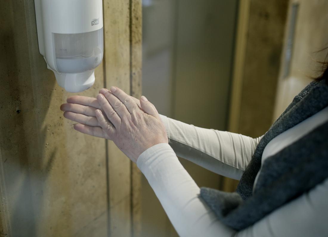 Na NIJZ svetujejo, da še naprej ravnajte preventivno, izogibajte se tesnega stika z osebami, ki kažejo bolezenske znake in si temeljito umivajte ter razkužujte roke. Foto: Blaž Samec
