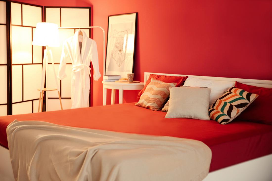 V spalnici premočnih in živih barv se bo težko spočili. Foto: Africa Studio/Shutterstock