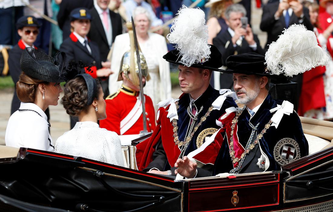 Zakonca Cambridge sta v Windsor, kjer je potekala slovesnost najpomembnejšega britanskega viteškega redu, prispela v kočiji skupaj s španskim kraljem Filipom in njegovo soprogo kraljico Letizio.