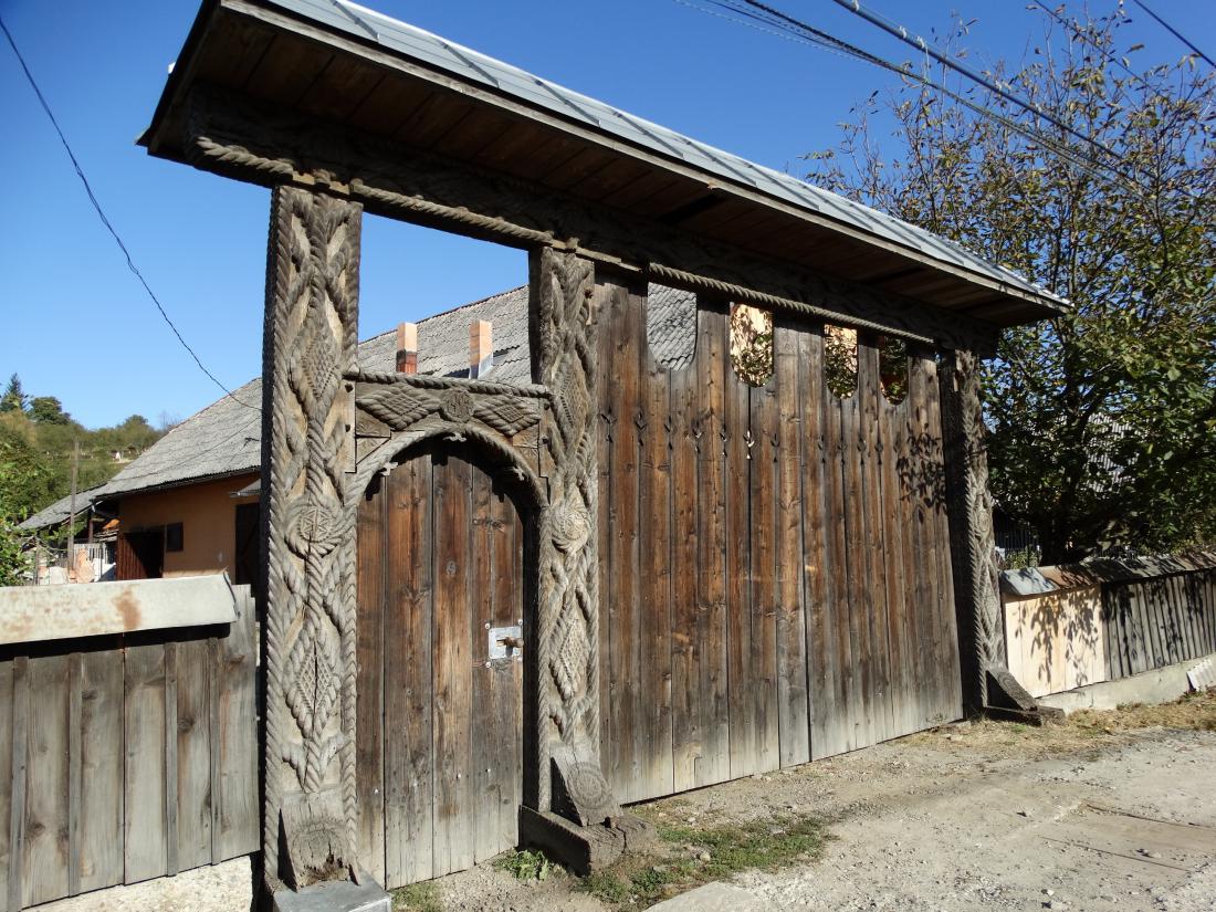 Tipična vhodna vrata v pokrajini Maramureš na skrajnem severnem delu Romunije. Foto: Katja Željan