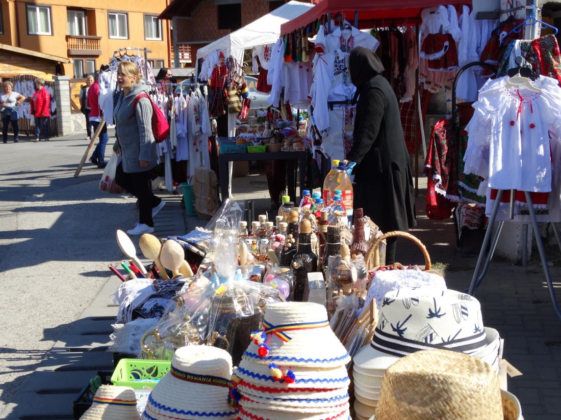Na vaški tržnici v Sapanti ponujajo tipične romunske izdelke. Foto: Katja Željan