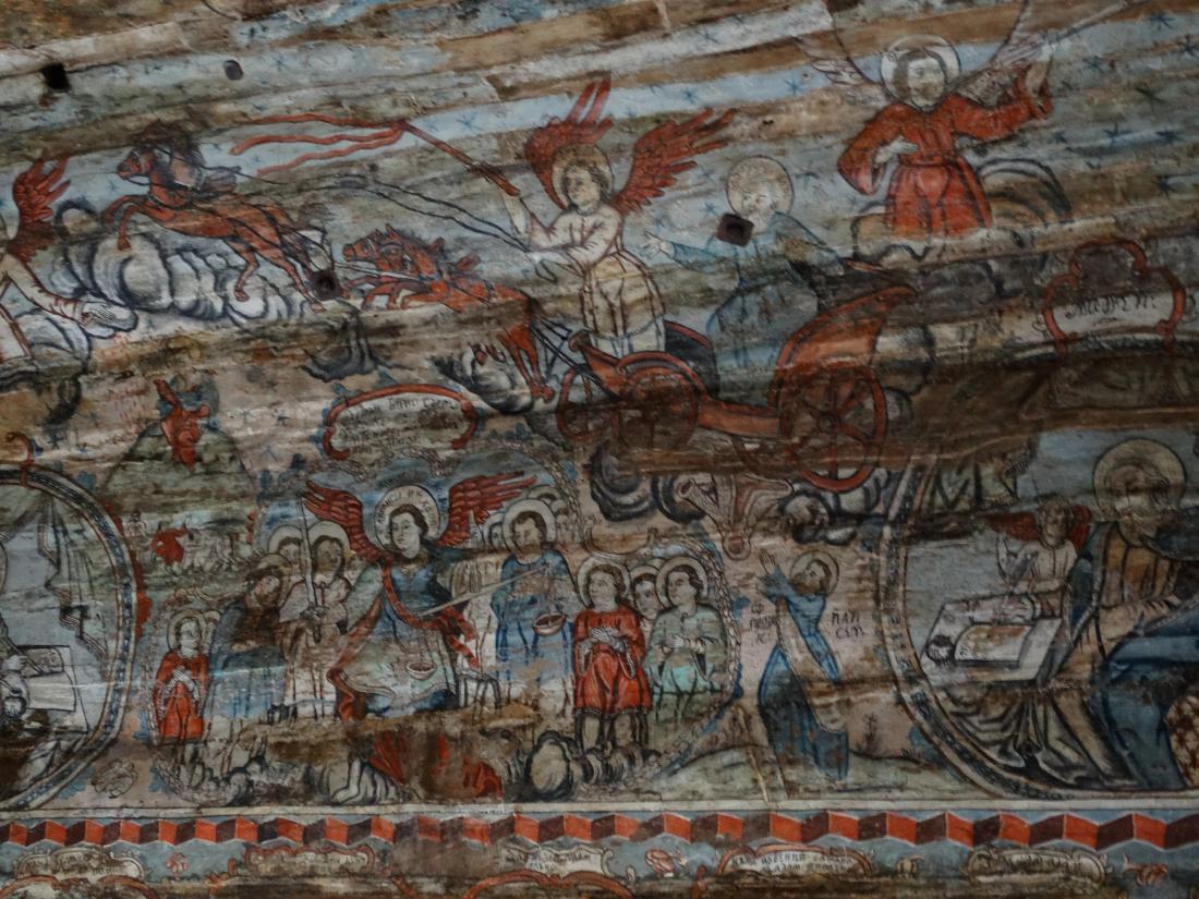 Čudovite poslikave svetopisemskih prizorov lokalnih umetnikov v starih lesenih cerkvah Maramuresa, ki so pod Unescovo zaščito. Foto: Katja Željan
