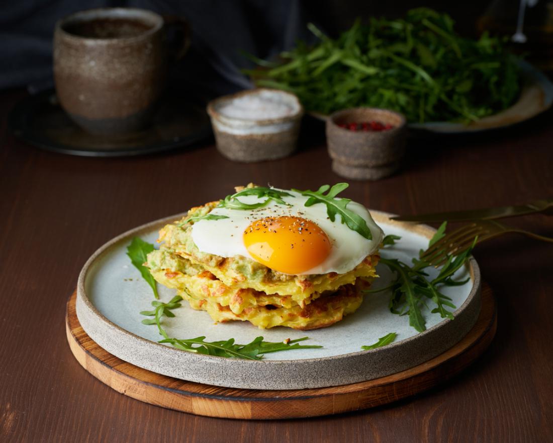 Rukola se poda številnim jedem, za pikantnejši okus jo dodajte jajcem namesto špinače. Foto: Nata Bene/Shutterstock