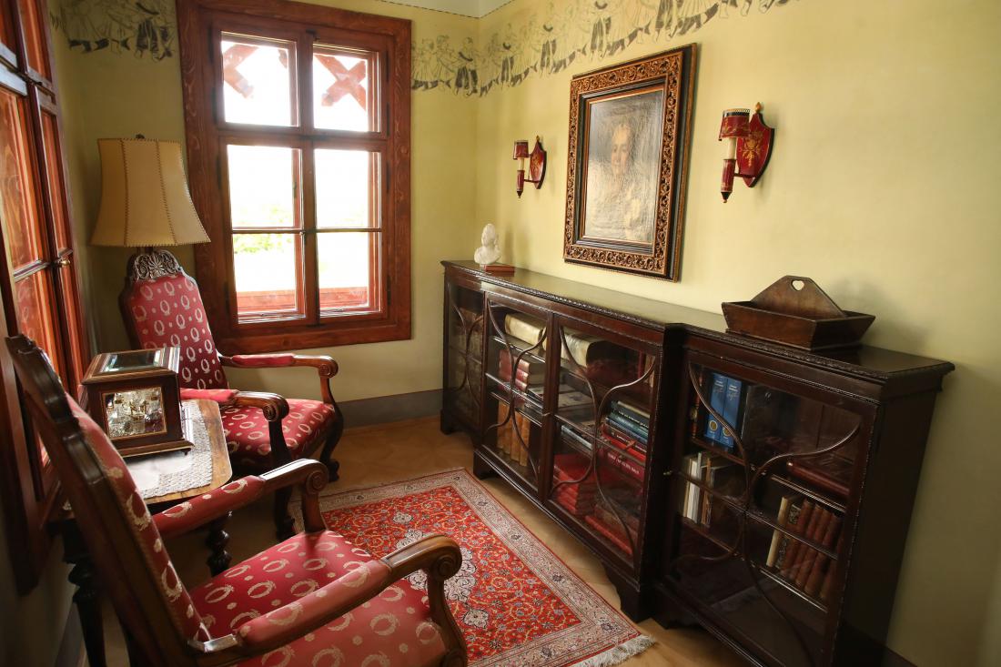 V vili je knjižnica z odlično ohranjenimi starimi knjigami, denimo izvirnik Slave vojvodine Kranjske. Foto: arhiv Ruske dače