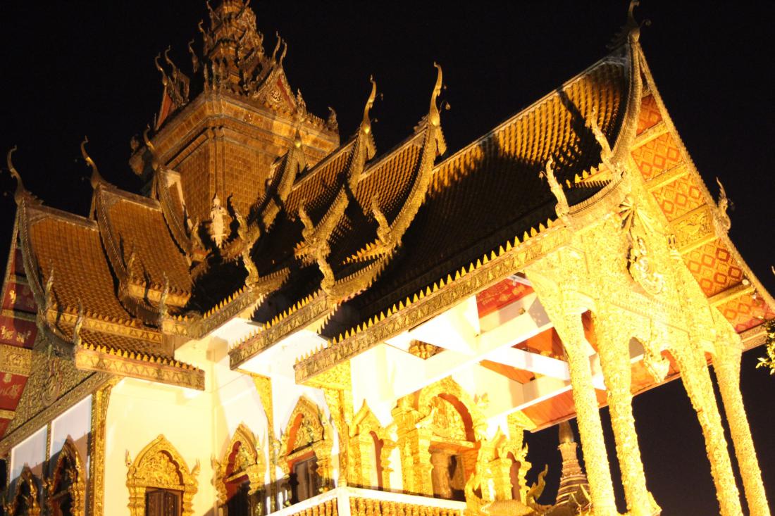 Budistični templji so ponoči privlačno osvetljeni.