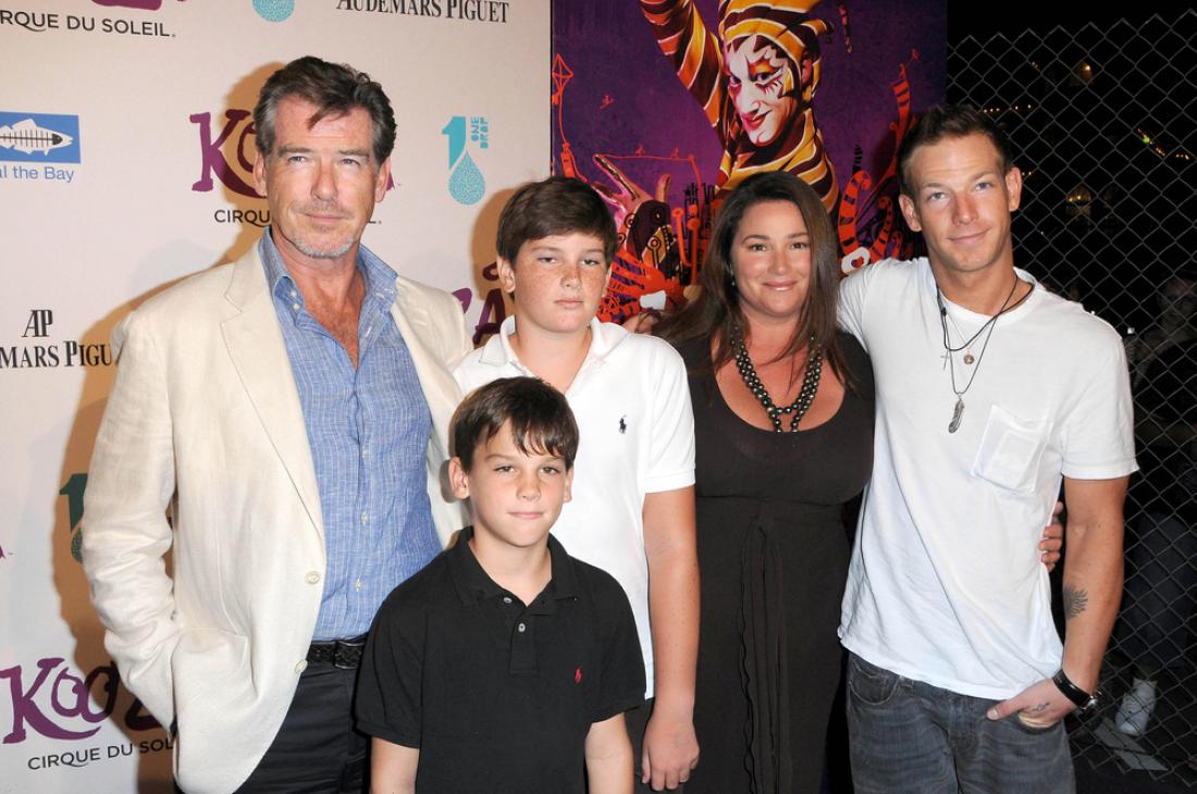 Pierce Brosnan s soprogo Keely Shaye Smith in sinovi.