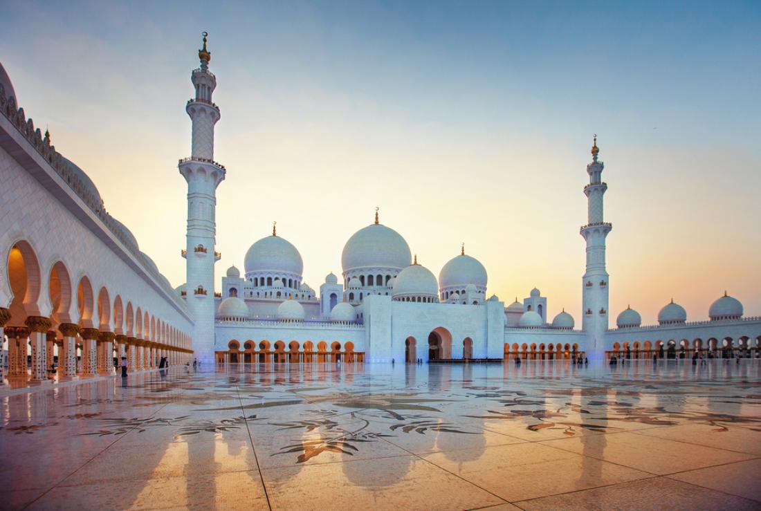 Mošeja šejka Zajeda je neverjetno razkošna in tudi tretja največja mošeja na svetu.