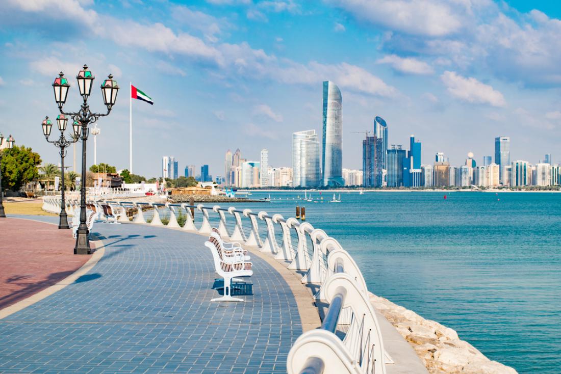 Priljubljena promenada Corniche se vije ob morji kar osem kilometrov.