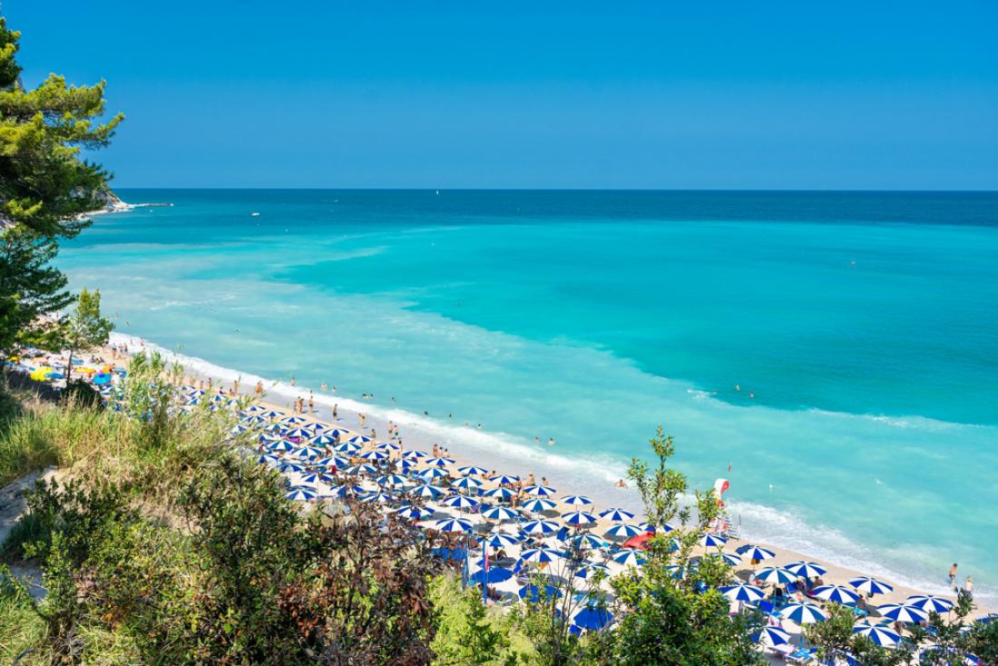 Izbirate lahko med urejenimi, a obljudenimi plažami, kot je Sassi Neri, najdejo pa se tudi bolj samotne in mirne. Foto: Stefano Zaccaria/Shutterstock
