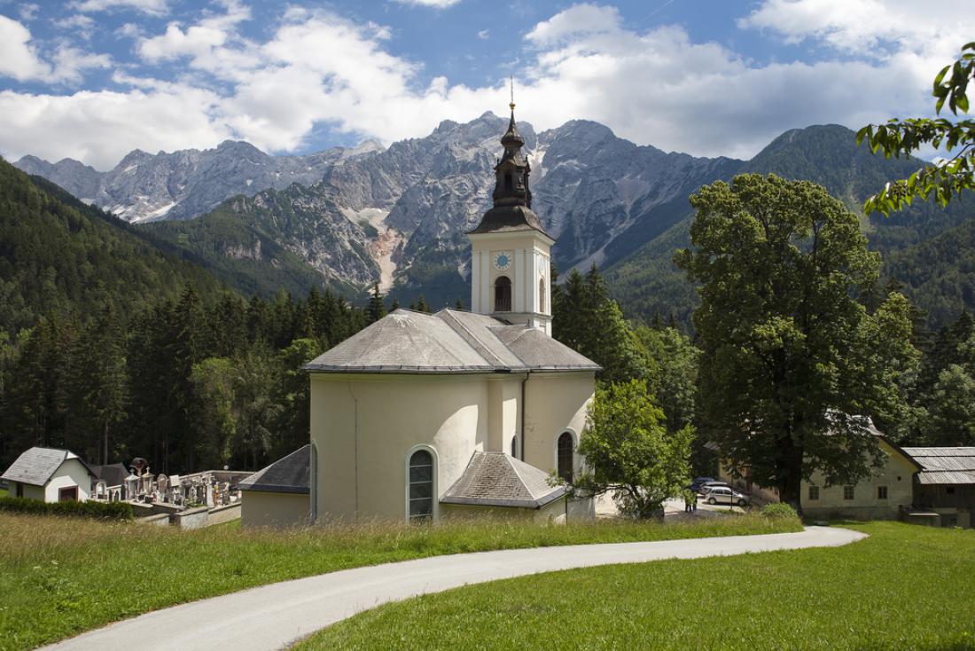 Cerkev sv. Ožbalta ima čudovit razgled na mogočne gore. Foto: goodcat/Shutterstock