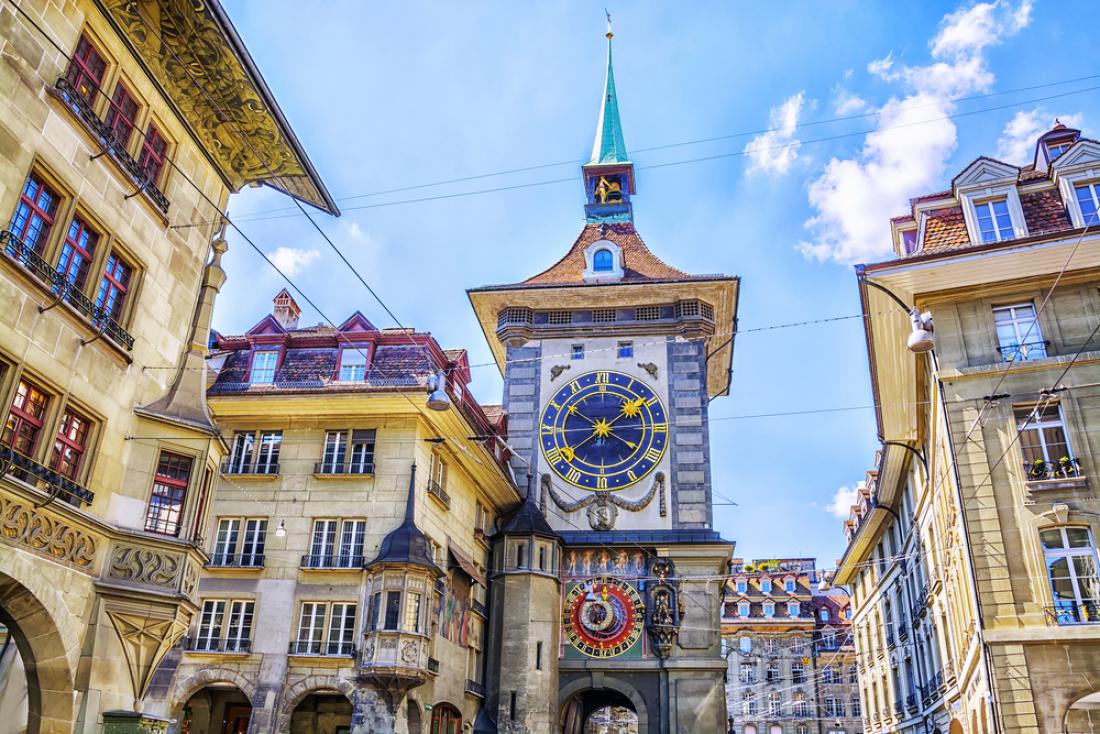 Osemsto let star urni stolp Zytglogge v srednjeveškem mestnem jedru Berna, ki je s čudovitimi arkadami danes pod Unescovo zaščito. Foto: MarinaD_37/Shutterstock