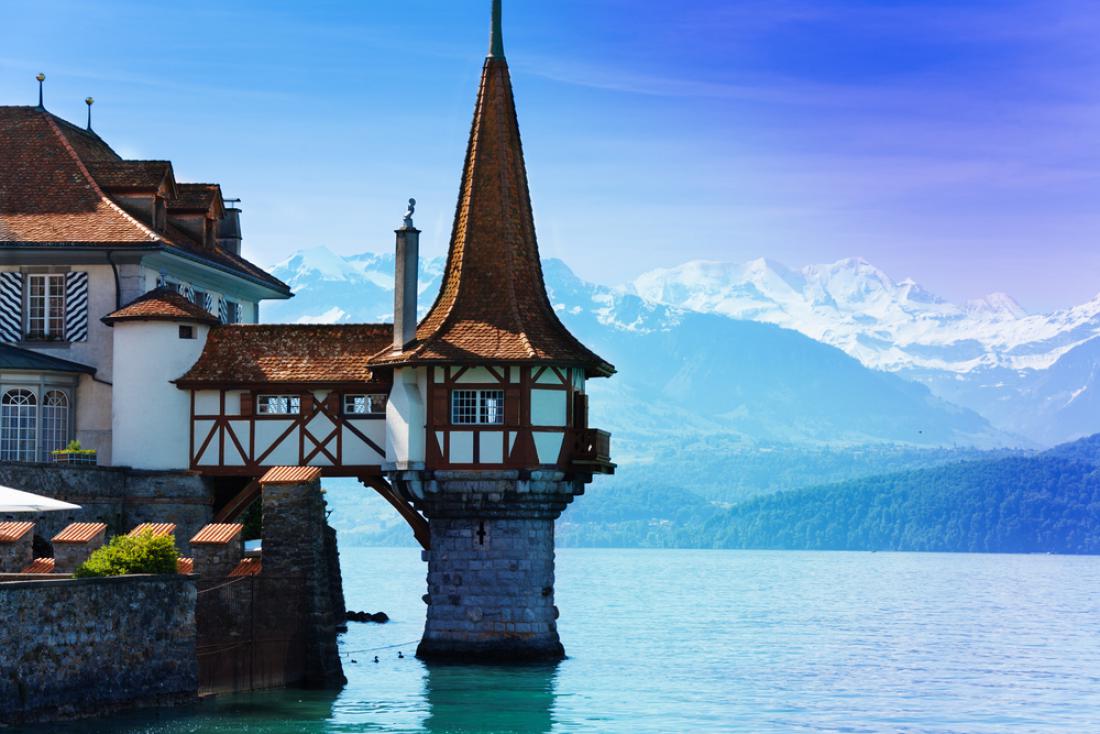 Pot iz Slovenije do Berna pelje mimo slikovitih jezer, kjer boste priča pravljičnim prizorom, kot je ta na švicarskem jezeru Thun. Foto: Sergey Novikov/Shutterstock