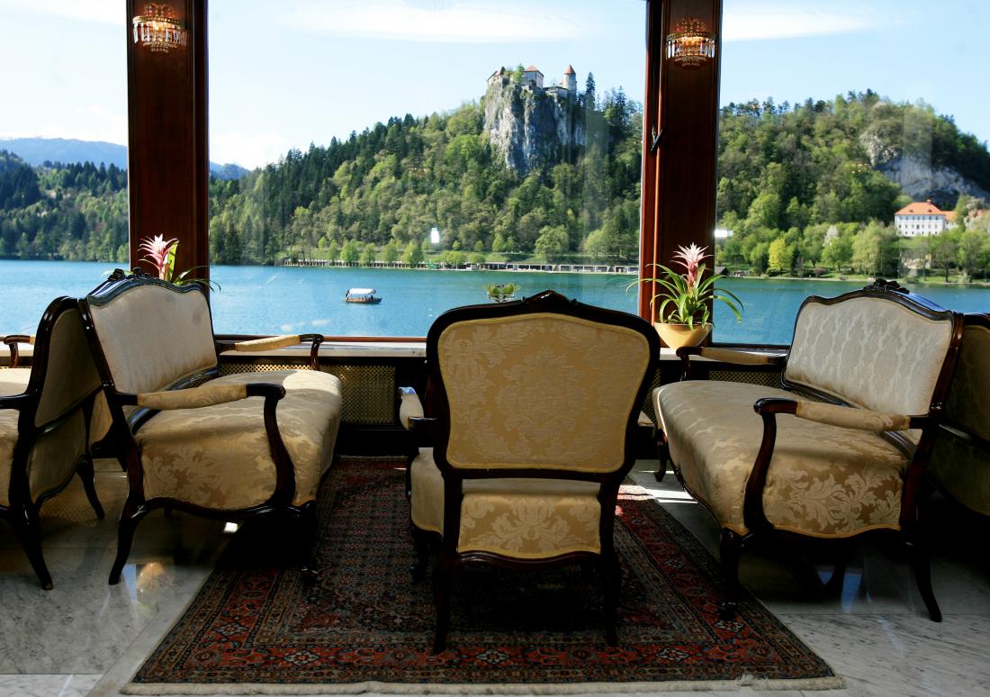 Grand hotel Toplice danes; notranjost hotela in razgled na Blejsko jezero. Foto: Uroš Hočevar/Delo