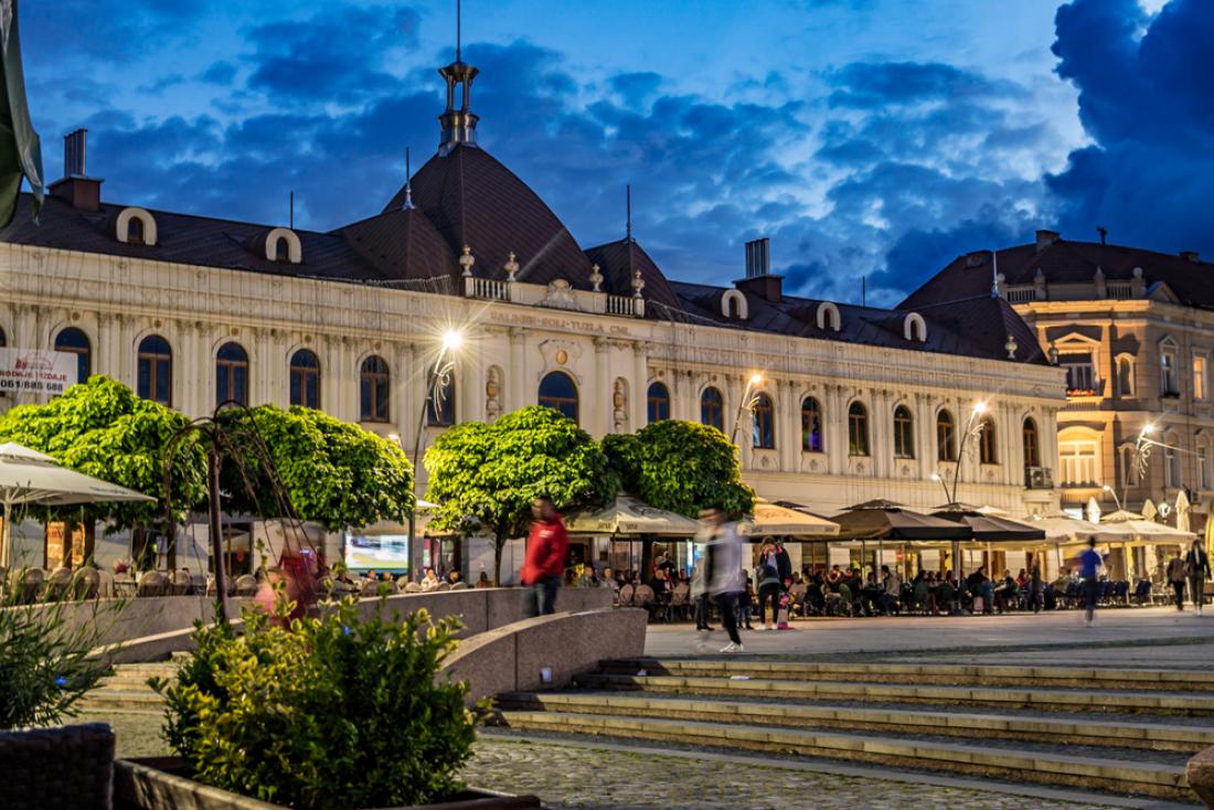 V središču Tuzle se nahaja tudi največji trg v Bosni, kjer je živahno tako podnevi kot ponoči. Foto: Adiss Alic/Shutterstock