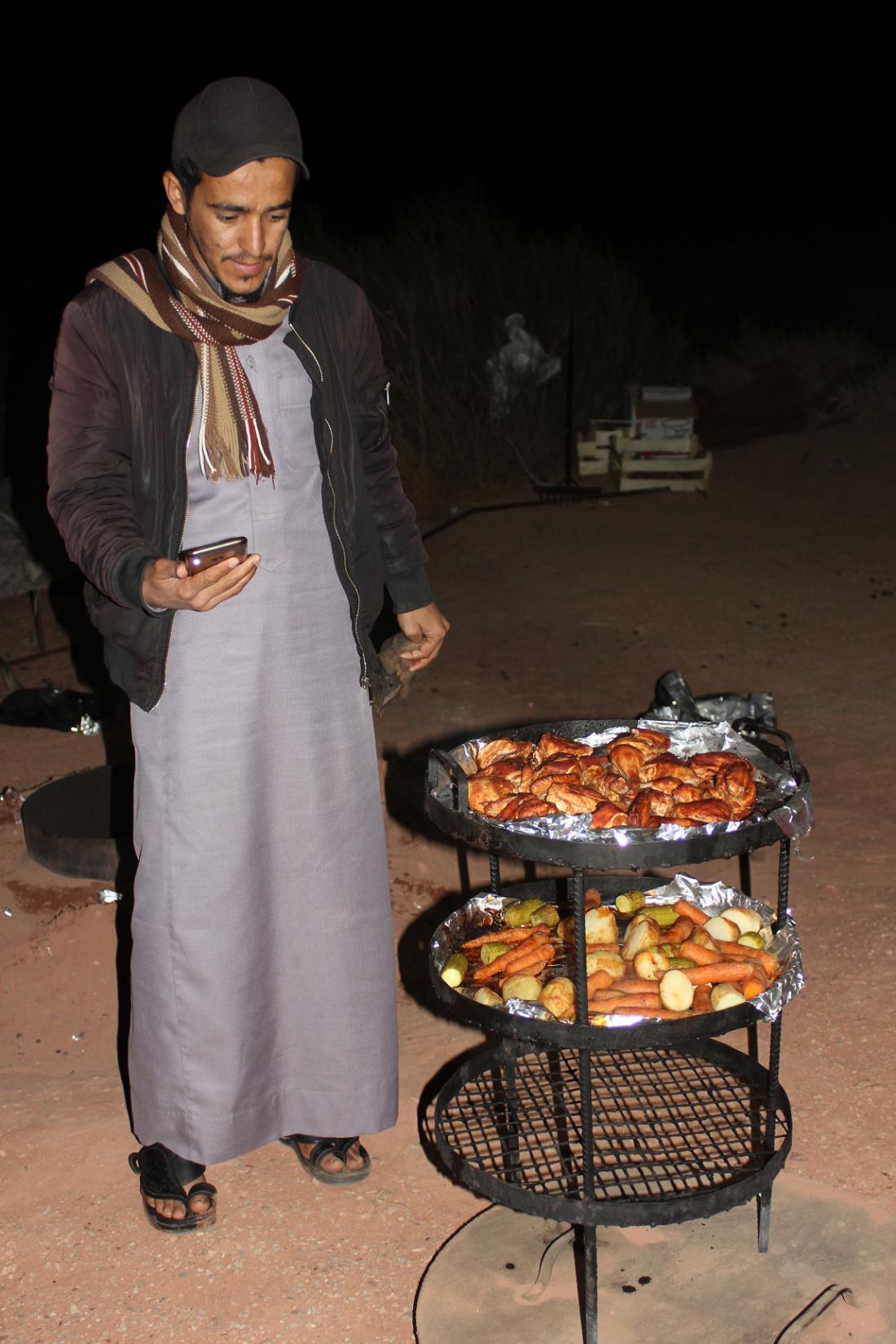 Večerja po beduinsko je pripravljena.
