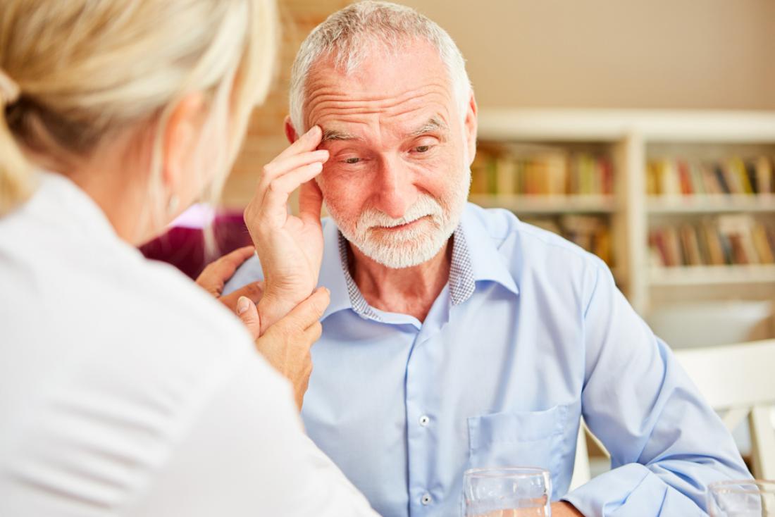 Hišni obisk zdravniku pove veliko več o starejšem pacientu in njegovih težavah. Foto: Robert Kneschke/Shutterstock