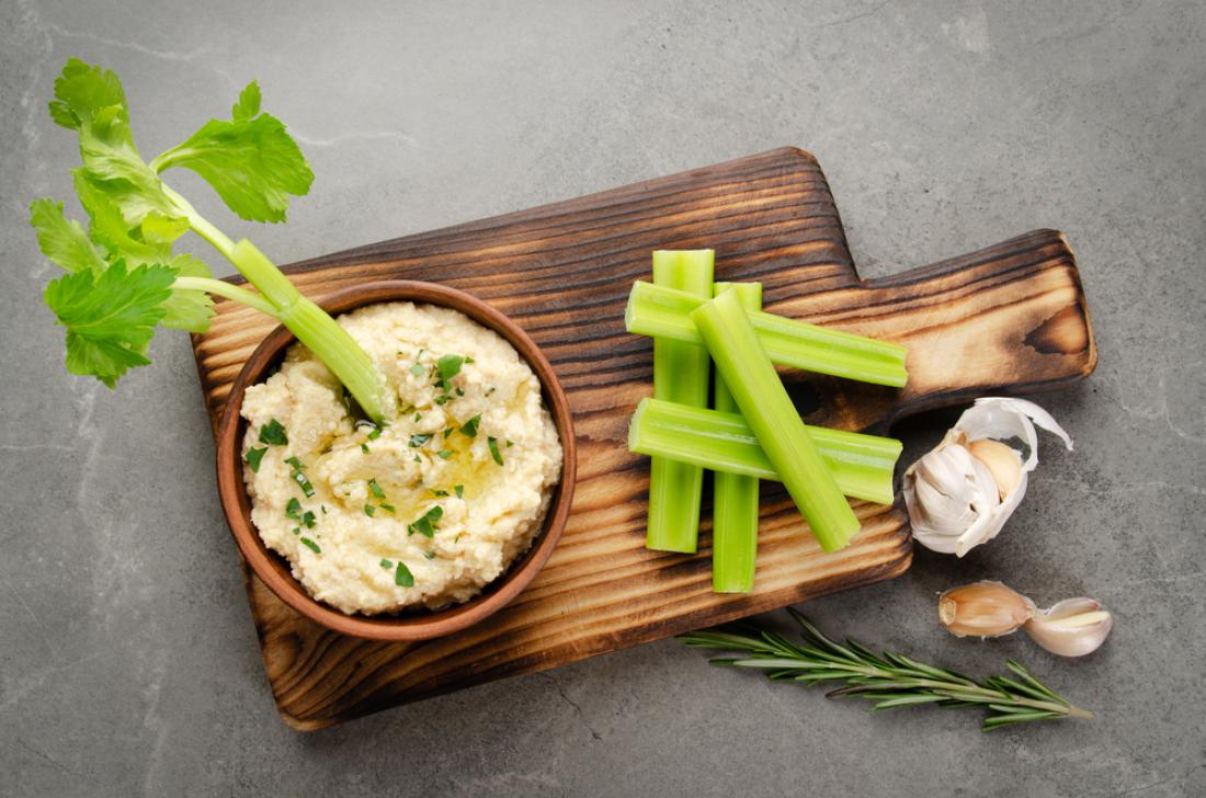 Zelena in humus, zdrav in okusen prigrizek. Foto: Mikhailov Studio/Shutterstock